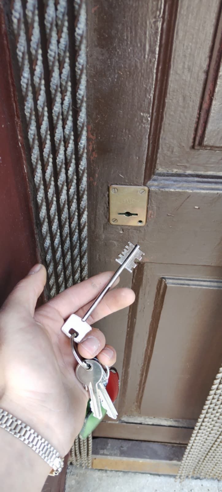 Apertura de puertas sin daños por cerrajero 24 h en Donostia: bombín cilíndrico de alta seguridad